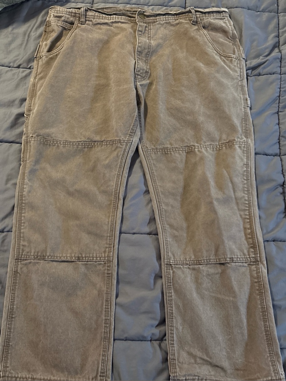 Relaxed Fit Men's Cargo Pants in Faded Brown